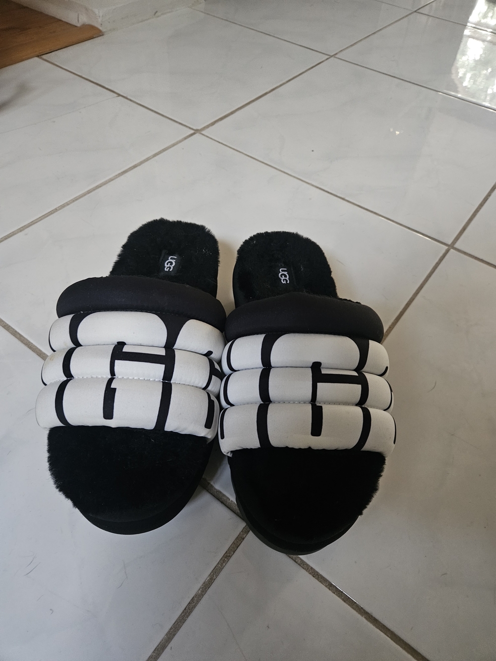 UGG Maxi Slide Logo Black & White Slide Sandals US 8